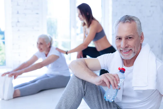 An older mans smiles during exercise, happy at having found effective treatment for signs of alcoholic dementia